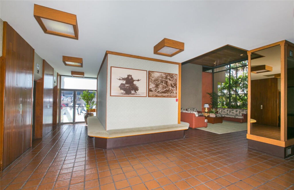2121 Ala Wai – Lobby