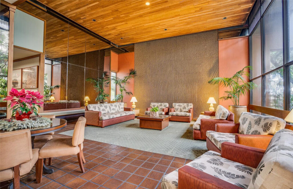 2121 Ala Wai – Lobby Lounging Area