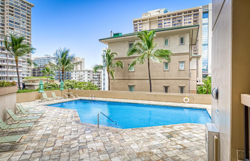 2121 Ala Wai – Pool