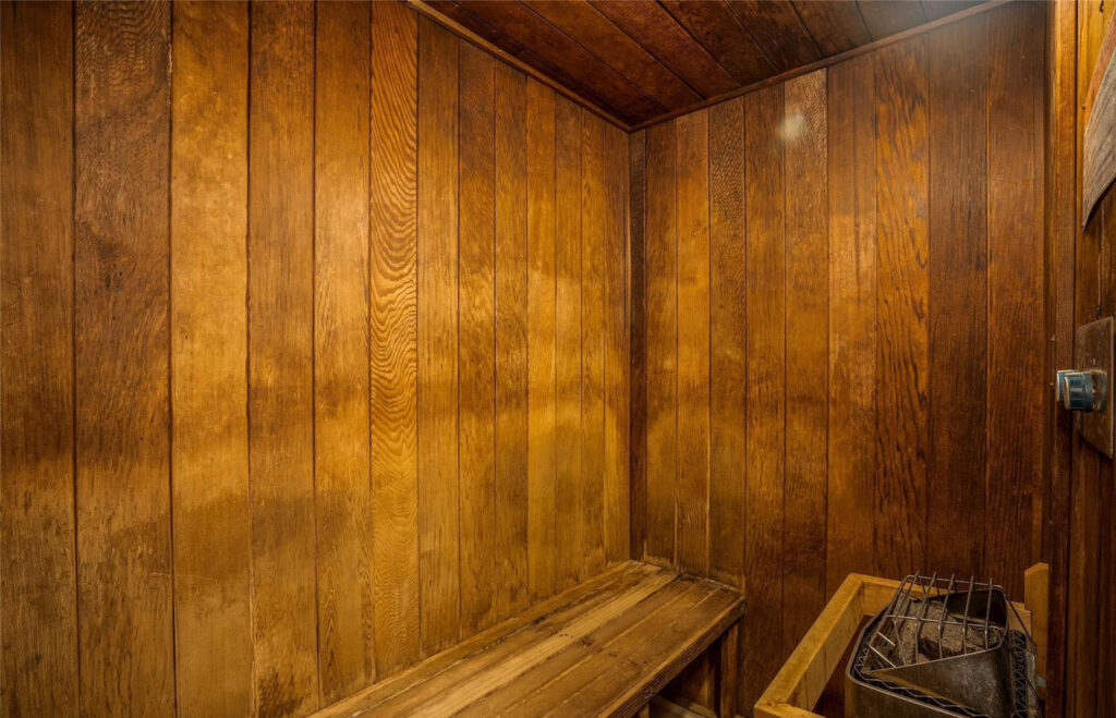 2121 Ala Wai – Sauna