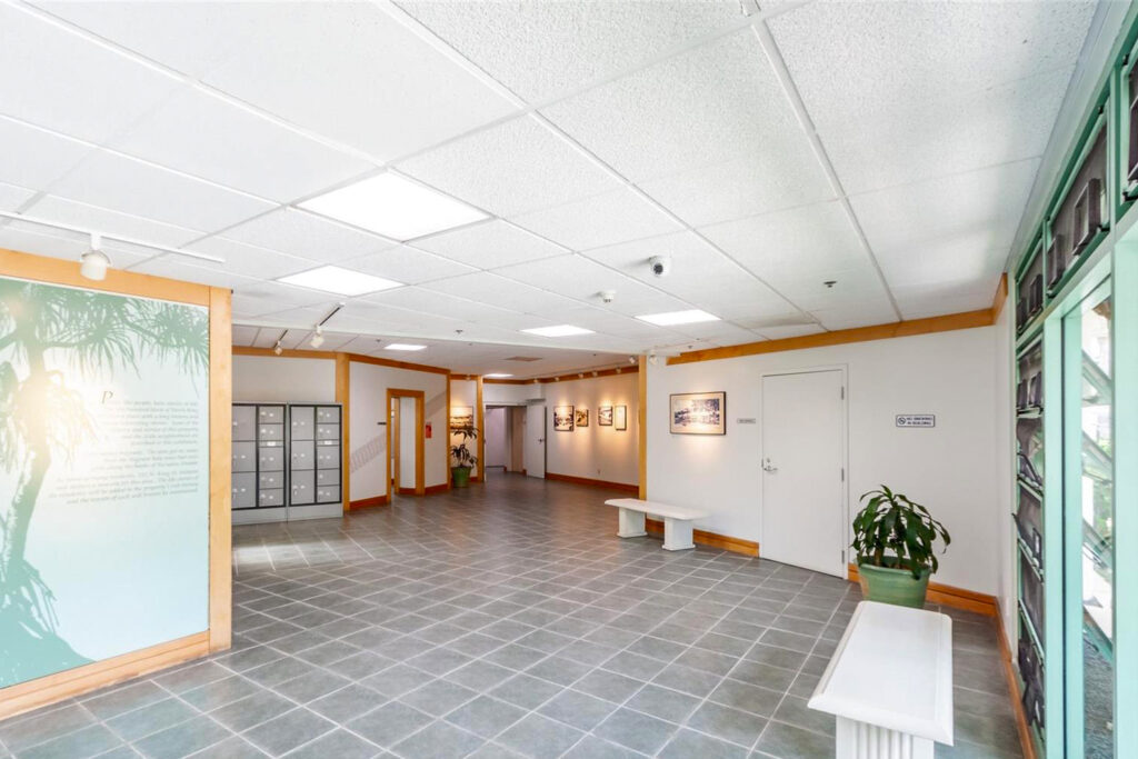 215 North King Street – Lobby