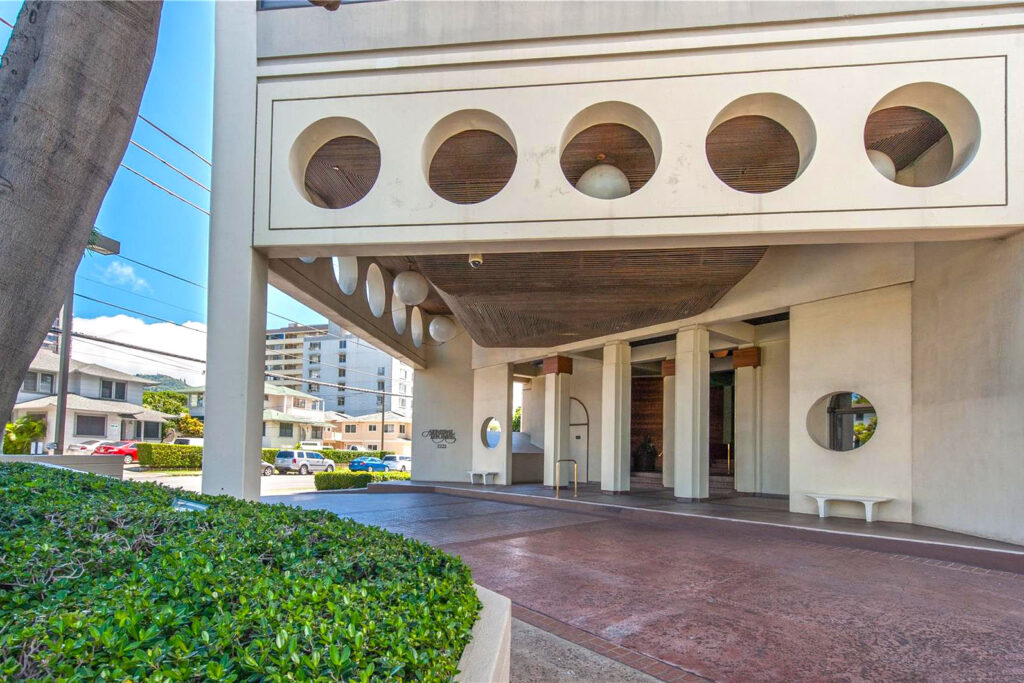Admiral Thomas – Entrance