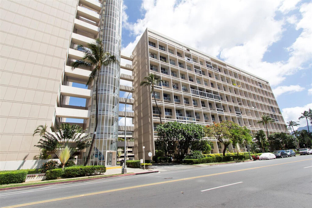 Ala Wai Plaza – Entrance