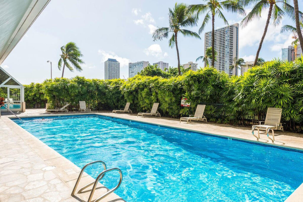 Ala Wai Plaza – Pool