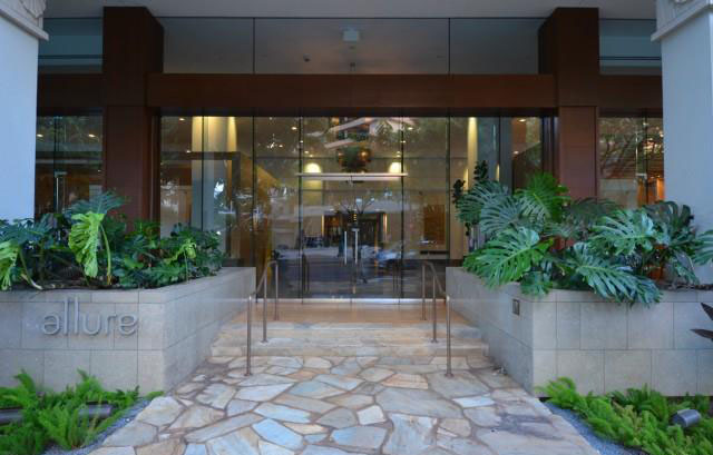 Allure Waikiki – Entrance