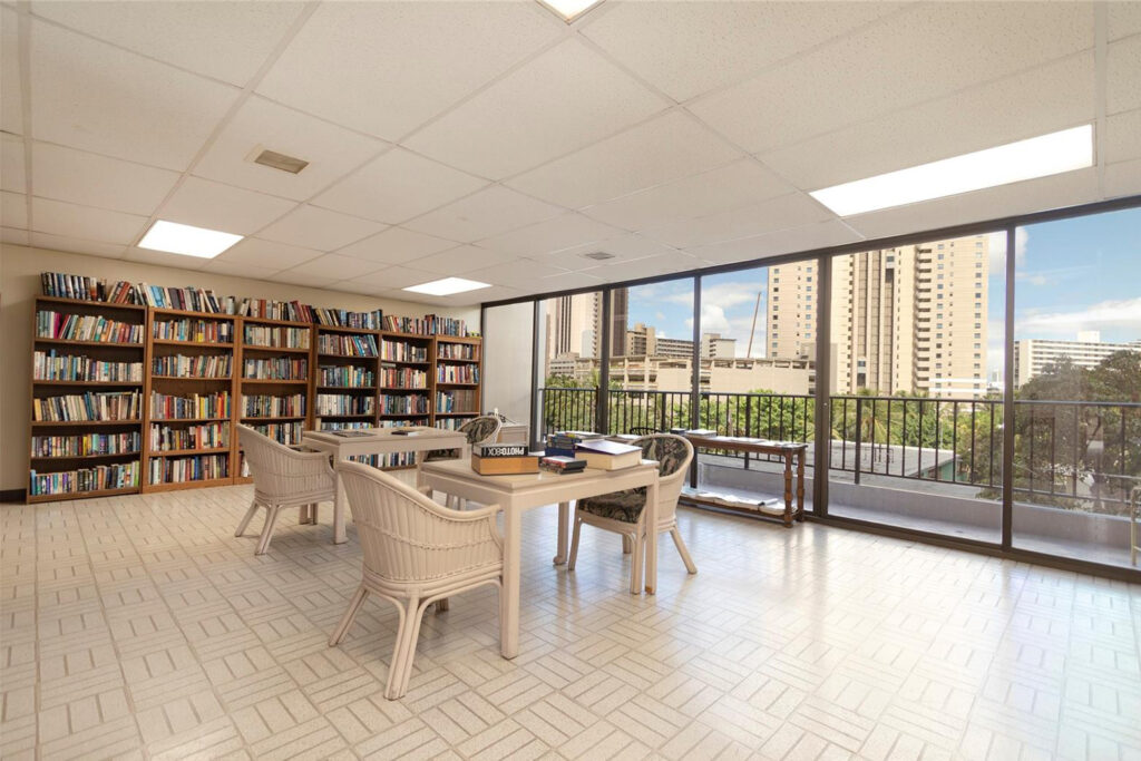 Chateau Waikiki – Lounging Area
