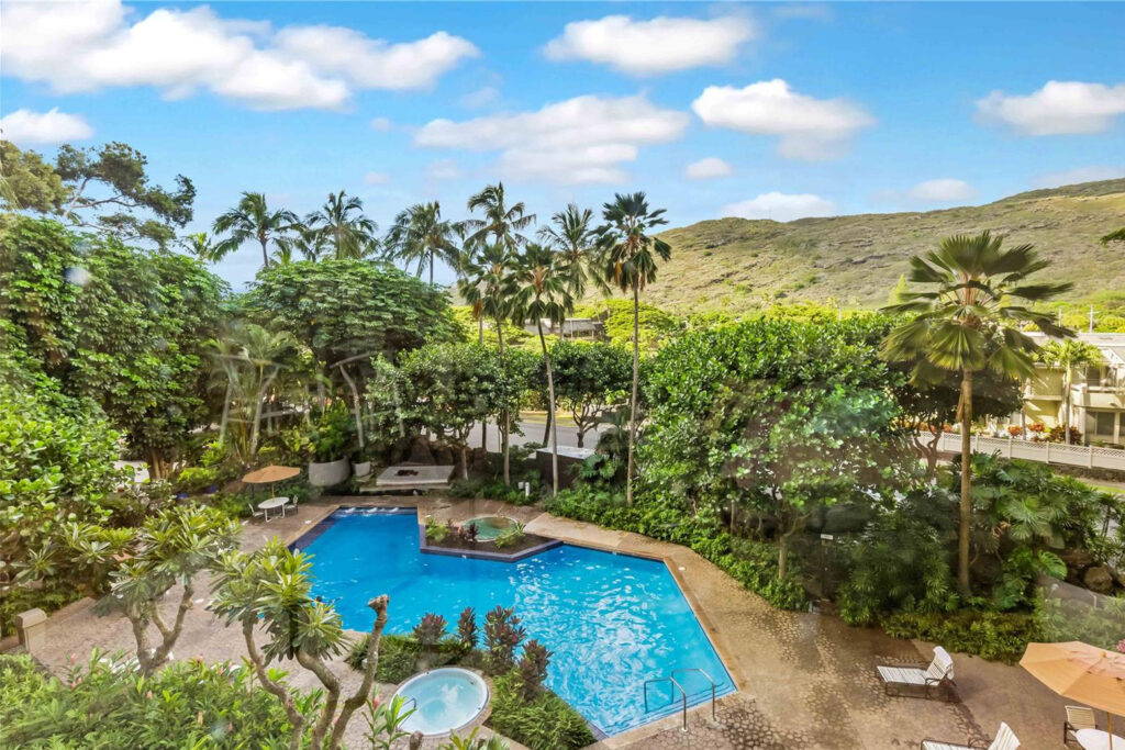 Commodore – Pool Deck Aerial