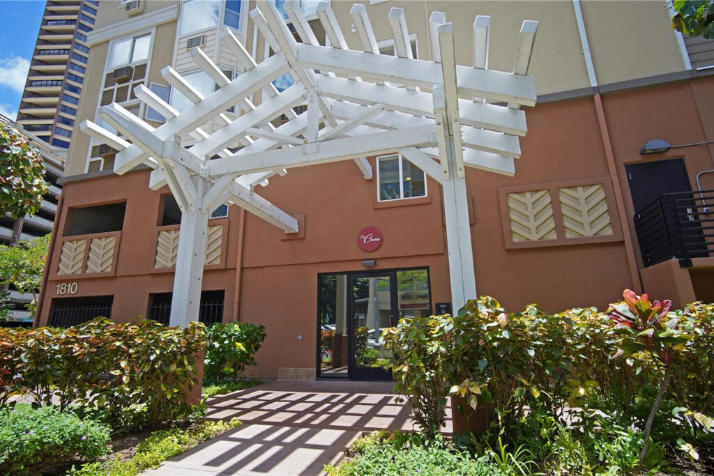 Cove Waikiki – Entrance
