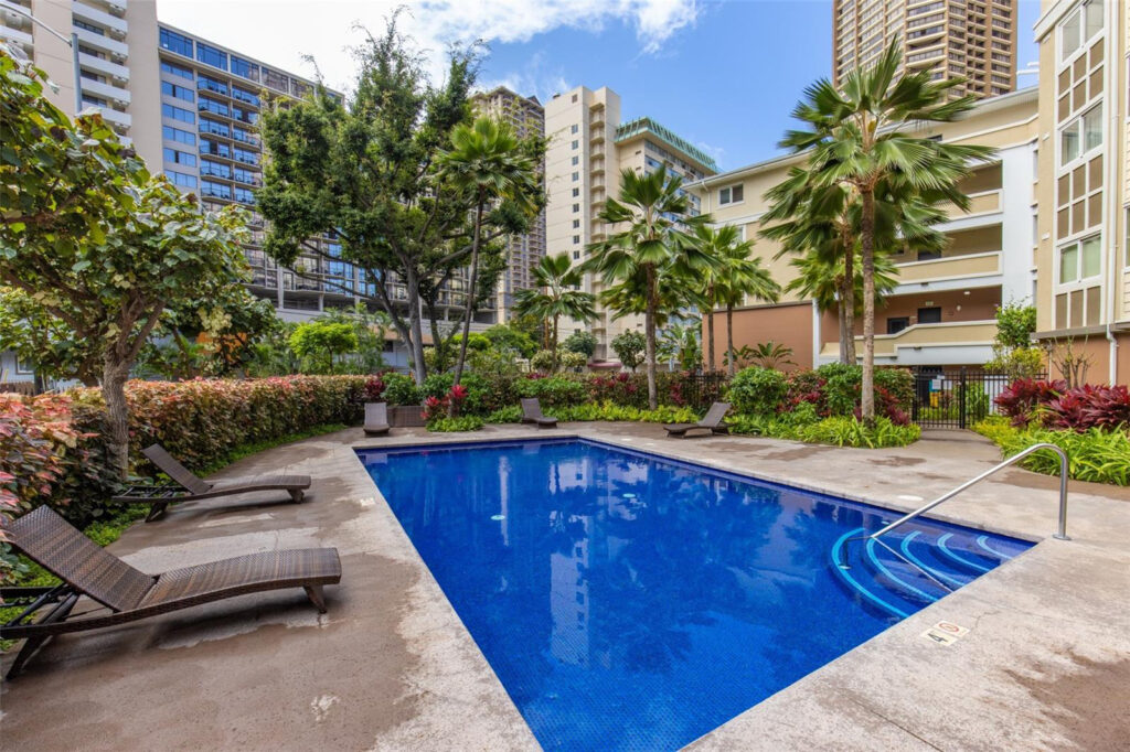 Cove Waikiki – Pool