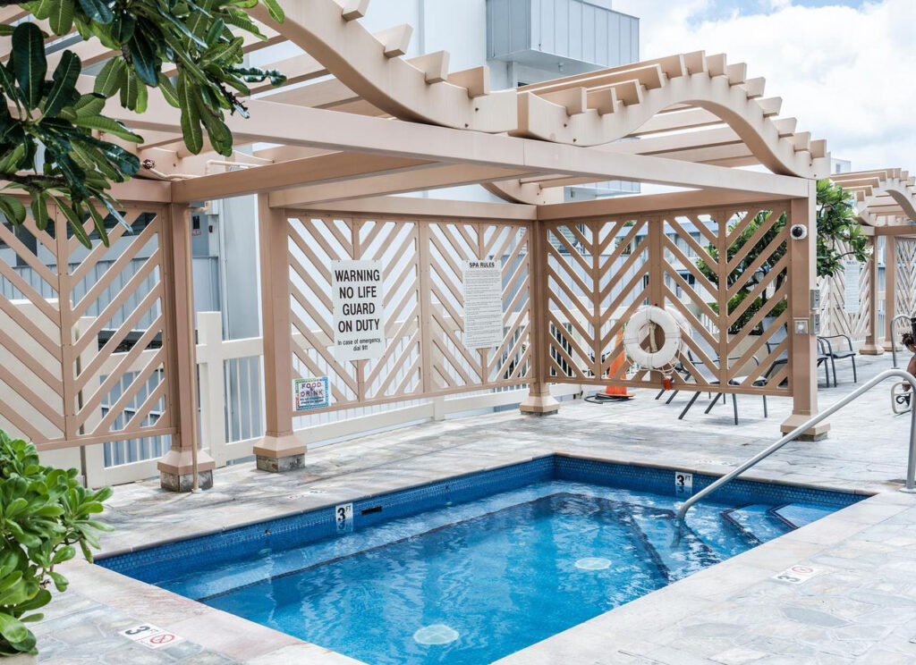 Island Colony – Hot Tub