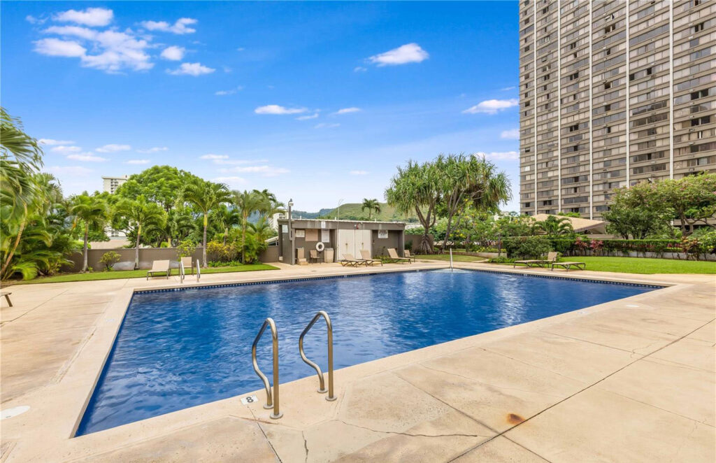 Kukui Plaza – Heated Pool