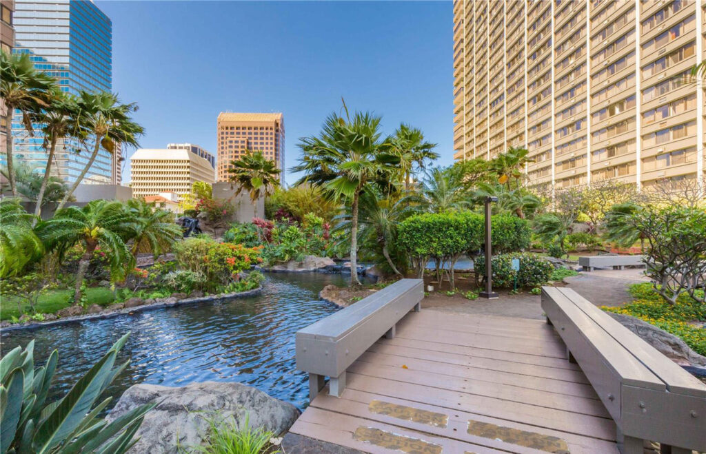 Kukui Plaza – Walking Path