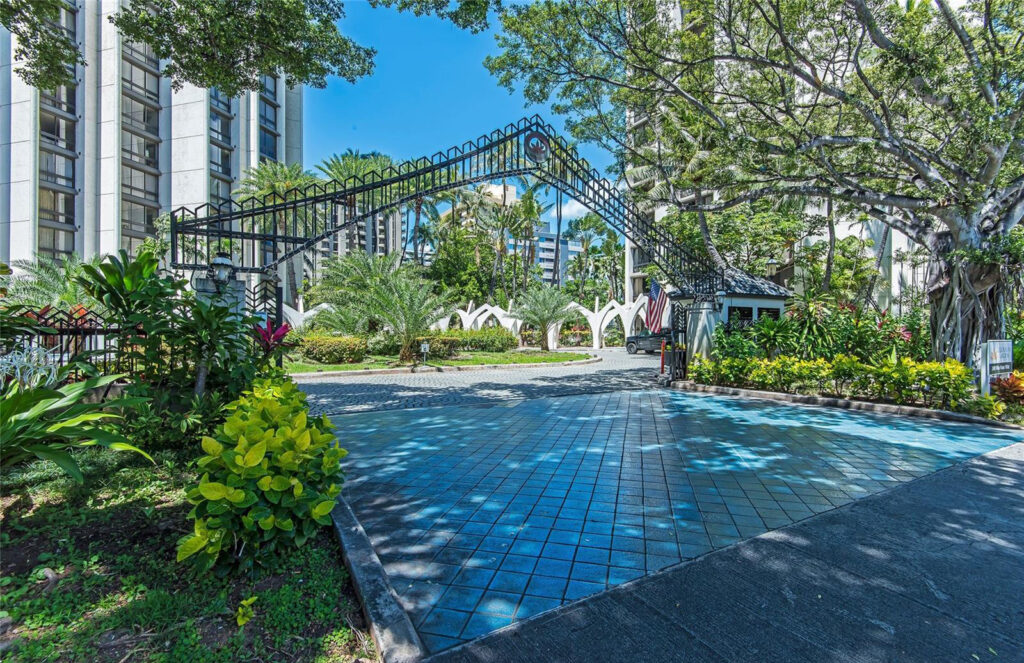 Liliuokalani Gardens – Driveway Entrance