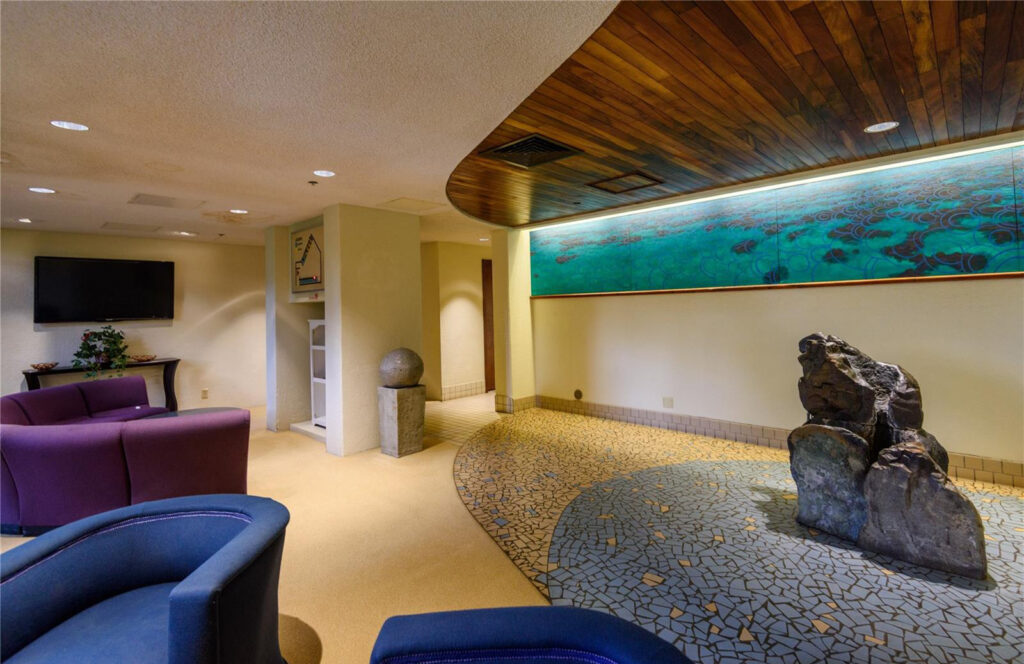 Liliuokalani Gardens – King Tower Lobby