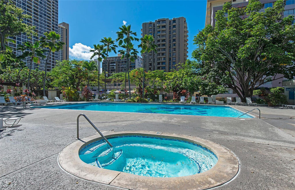 Liliuokalani Gardens – Pool and Hot Tub