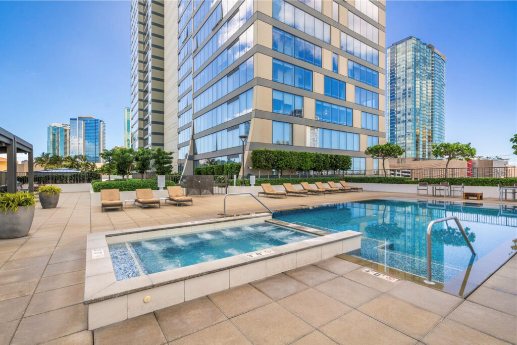 Pacifica Honolulu – Hot Tub