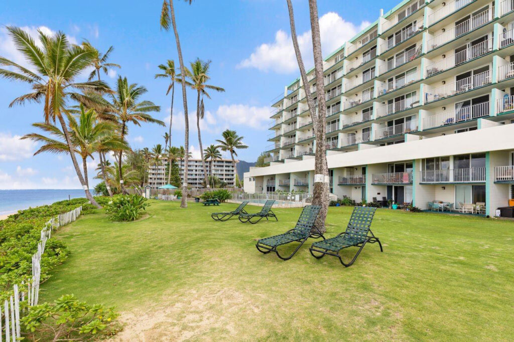 Pats at Punaluu – Beachfront Lounging