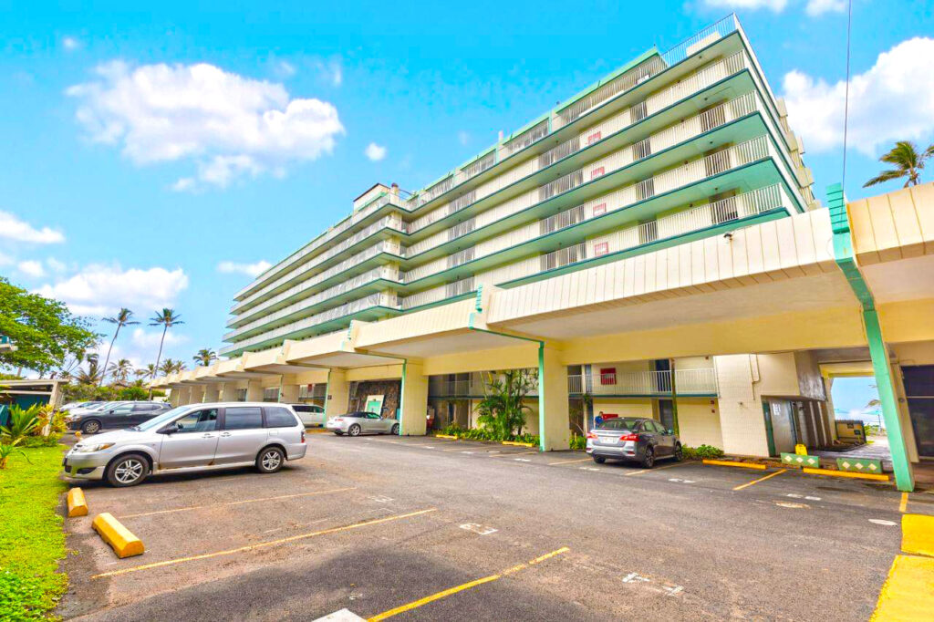 Pats at Punaluu – Exterior