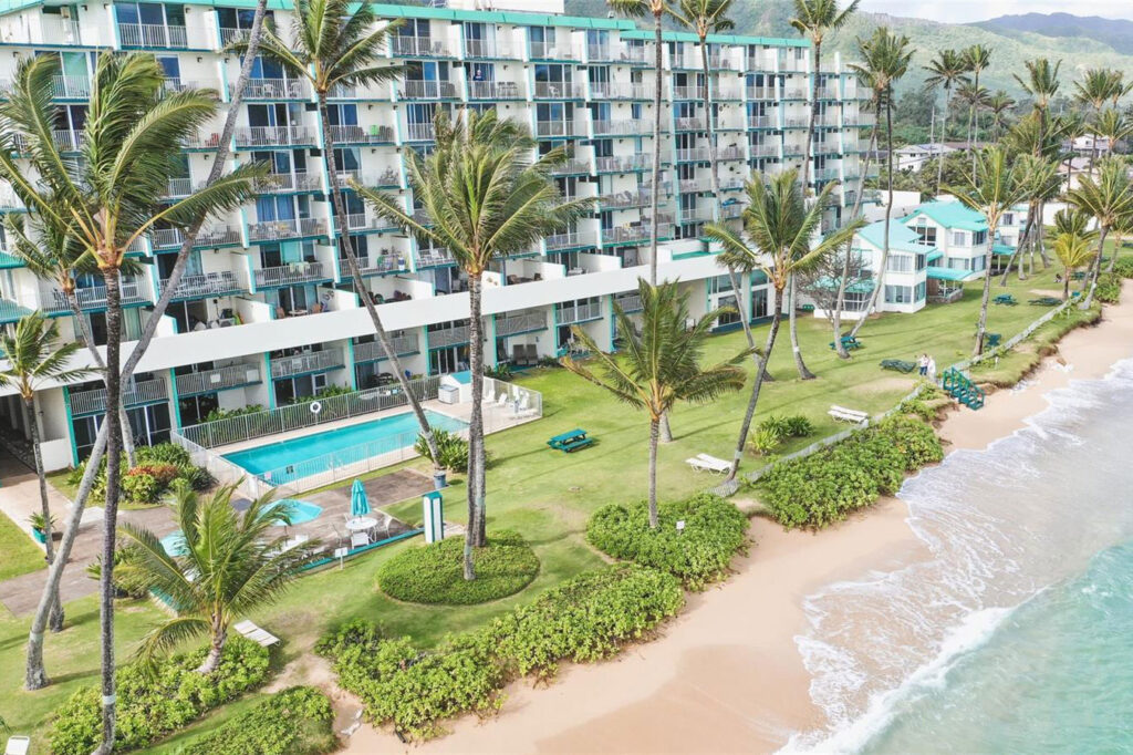 Pats at Punaluu – Oceanfront