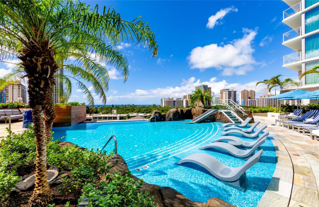 Ritz-Carlton Residences – Infinity Pool