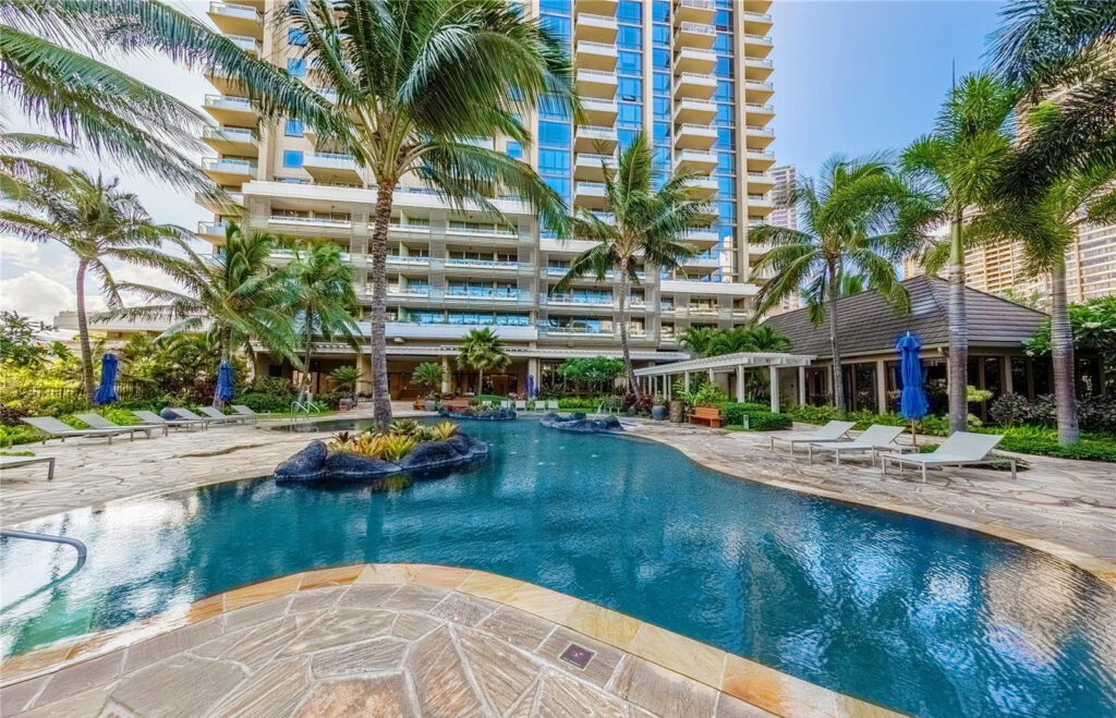 The Watermark – Infinity Pool