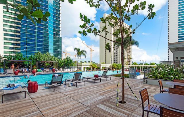 Waihonua – Pool Lounging