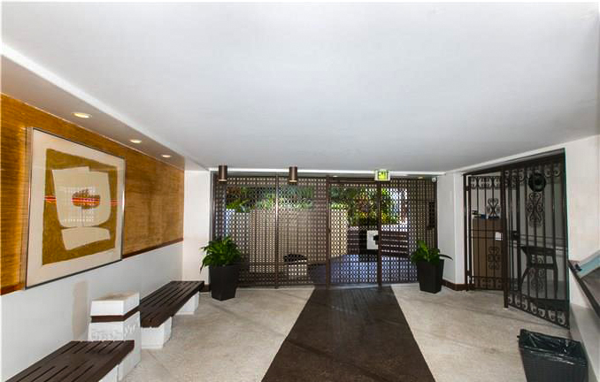 Waikiki Lanais – Lobby Entrance