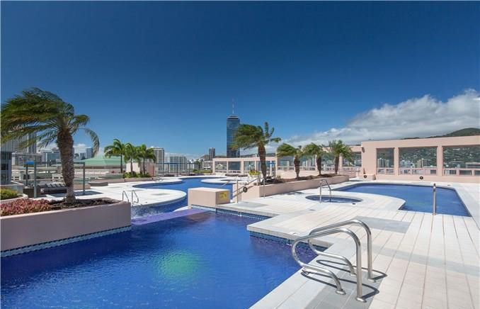Waikiki Landmark – Pool Deck